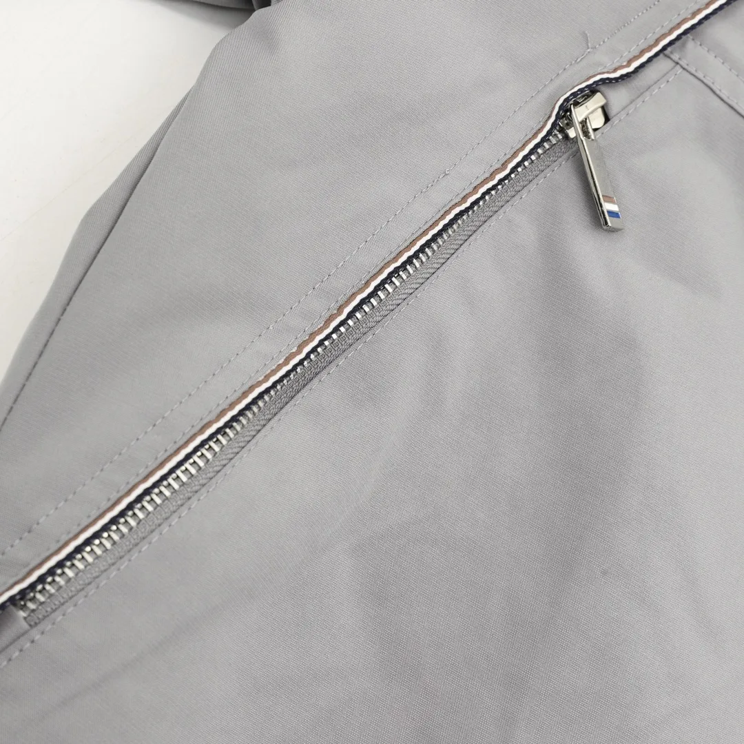 P530 Thom Browne/Thom Browne four-bar baseball jacket is particularly popular this year. Baseball jackets are available at all levels of the market (you must compare the details). The most powerful quality control. Production and research of baseball uniforms for 7 years. Exquisite details. With it, you are the most handsome boy in the world. The lacquered surface is fully flat with four-button buttons (buttons with LOGO). The fabric is customized and shipped for more than a month. It is not ready-made on the market. It is made of woolen blended fabric and is custom-woven and dyed. It has high color fastness. It is recommended to hand wash or dry clean it for the first time. "Knitted ribbing at the hem", the lining is made of silky and delicate cupro fiber material, which can be worn directly next to the body. It is extremely comfortable, a heavy-weight item, purchase version! Size：XS-L